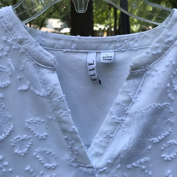 ELLE Women’s White Tunic Blouse Lined Textured Floral Design Flutter Sleeves L - Picture 2 of 12